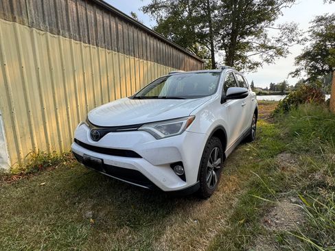 Used 2018 Toyota RAV4 XLE AWD/4WD image 4