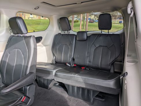 Used 2019 Chrysler Pacifica Limited image 16