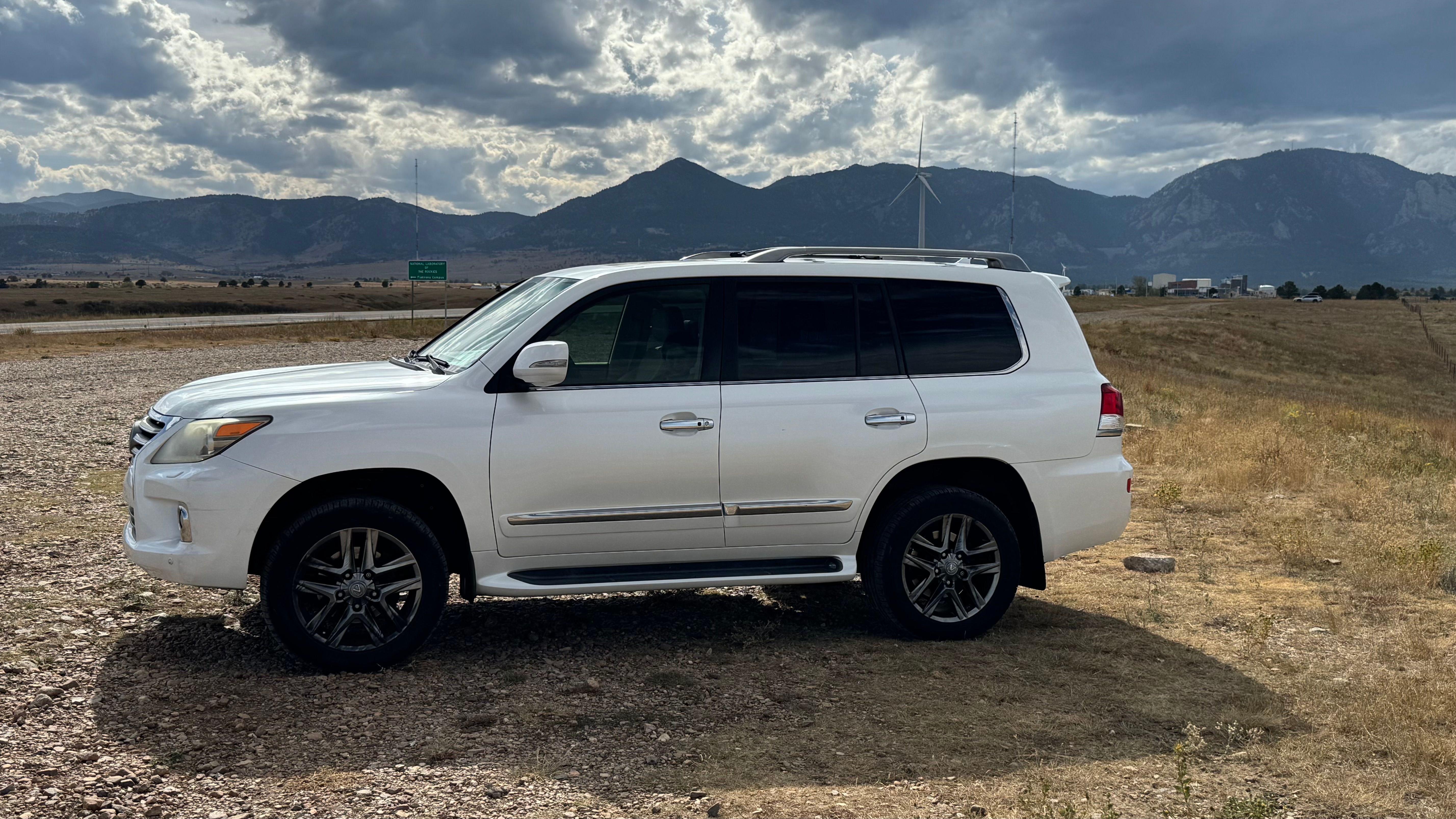 Used 2013 Lexus LX 570 4WD w/ Luxury Pkg w/Pre-crash image 5