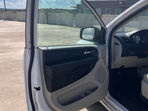 Used 2017 Dodge Grand Caravan SE w/ Power Window Group image 12