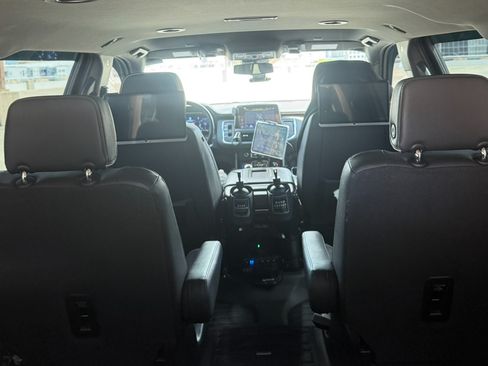 Used 2023 Chevrolet Suburban Premier image 8