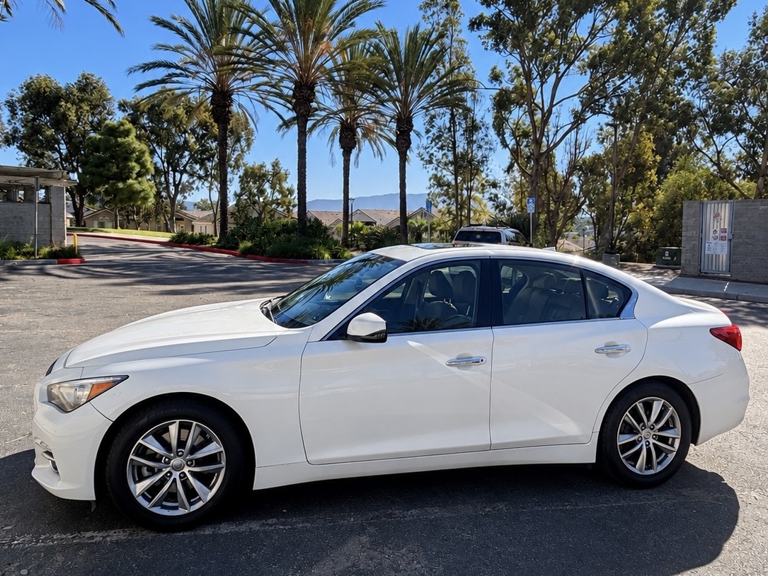 Used 2015 INFINITI Q50 w/ Moonroof Package RWD image 1