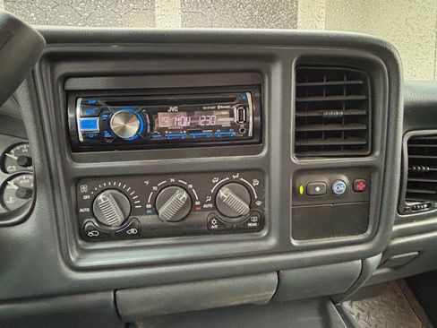 Used 2002 Chevrolet Avalanche 2500 w/ Convenience Pkg image 12