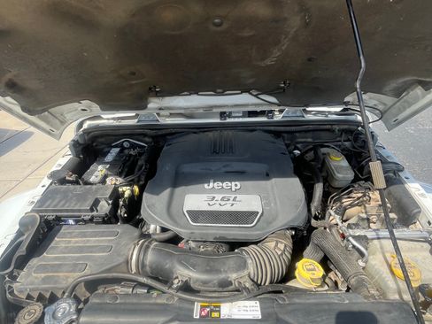 Used 2013 Jeep Wrangler Unlimited Rubicon w/ Connectivity Group image 11