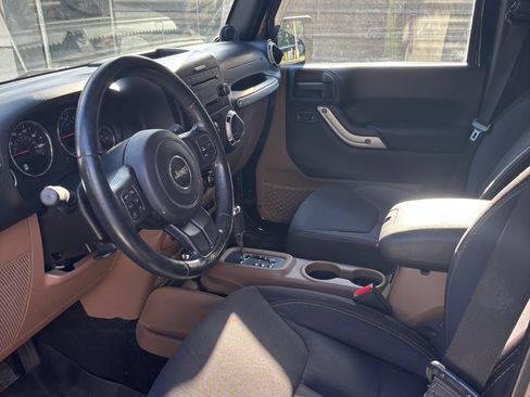 Used 2013 Jeep Wrangler Unlimited Sahara w/ Connectivity Group AWD/4WD image 2