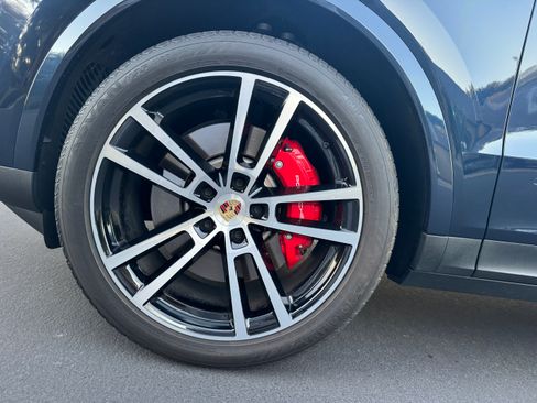 Used 2024 Porsche Cayenne S AWD/4WD image 10