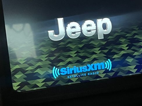 Used 2018 Jeep Wrangler Unlimited Sahara AWD/4WD image 8