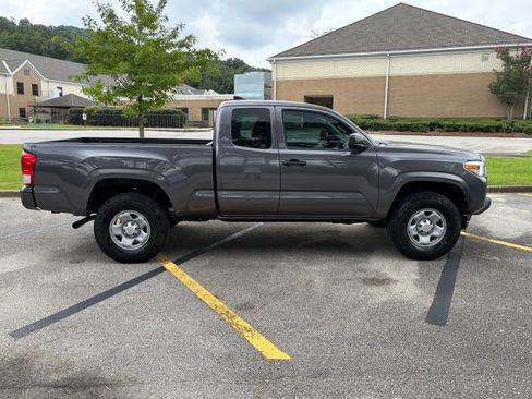 Used 2017 Toyota Tacoma SR RWD image 8