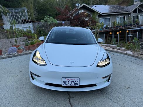 Used 2023 Tesla Model 3 Standard Range image 1