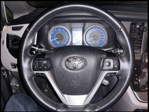 Used 2020 Toyota Sienna XLE Premium w/ Carpet Mat Package image 8