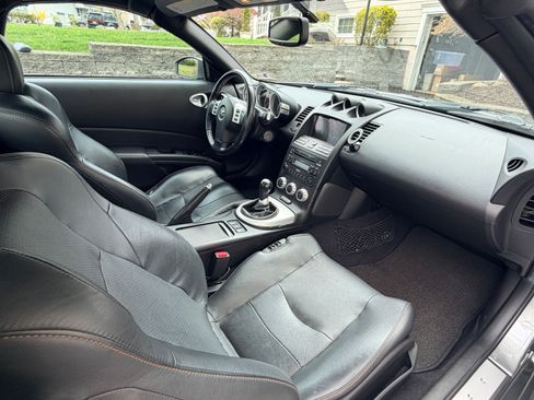 Used 2006 Nissan 350Z Touring RWD image 12