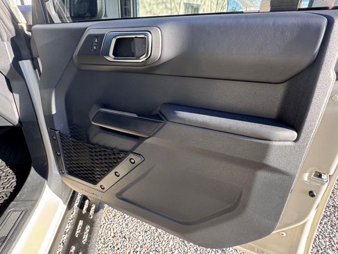 Used 2025 Ford Bronco Badlands image 18