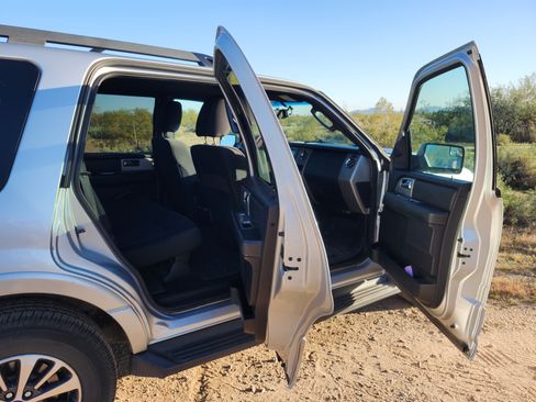 Used 2016 Ford Expedition XLT image 11