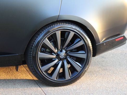 Used 2023 Land Rover Range Rover SV image 13