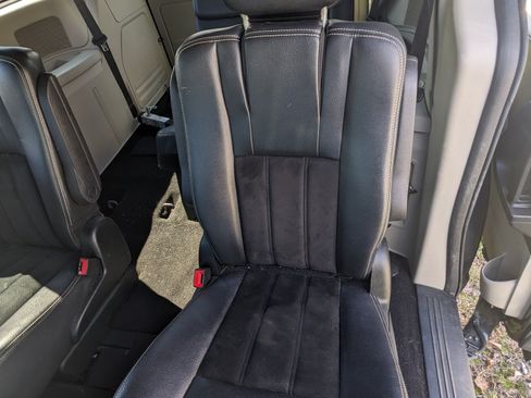 Used 2017 Dodge Grand Caravan SXT image 4