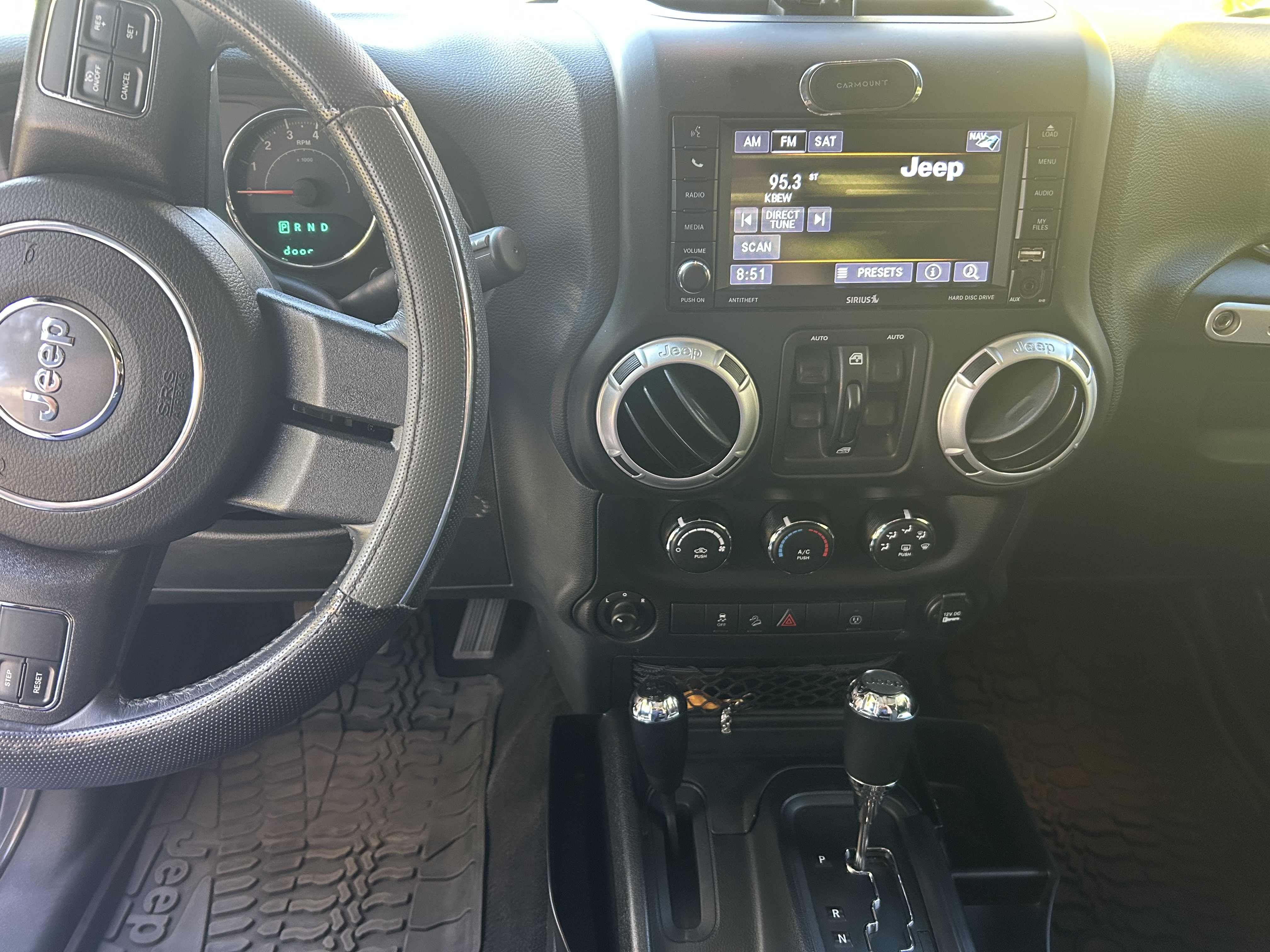 Used 2018 Jeep Wrangler Unlimited Sahara AWD/4WD image 11