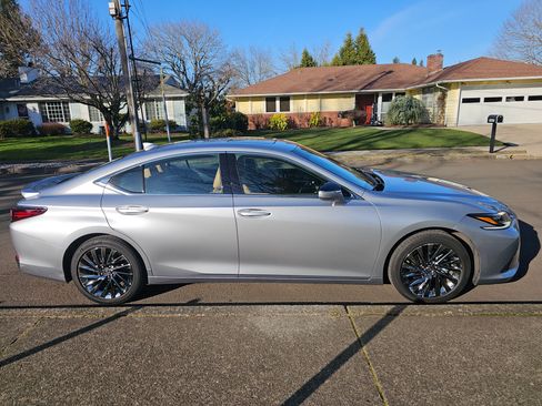 Used 2024 Lexus ES 300h w/ Luxury Package image 4