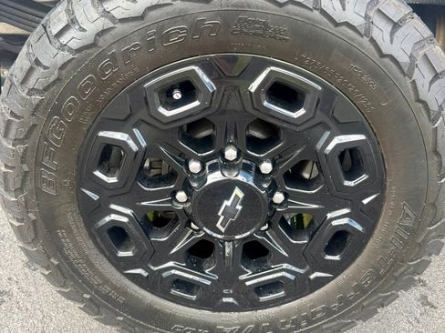 Used 2024 Chevrolet Silverado 2500 Custom w/ Custom Value Package AWD/4WD image 5