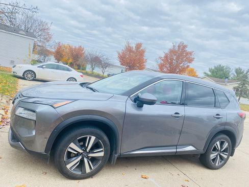 Used 2023 Nissan Rogue SL w/ SL Premium Package image 2