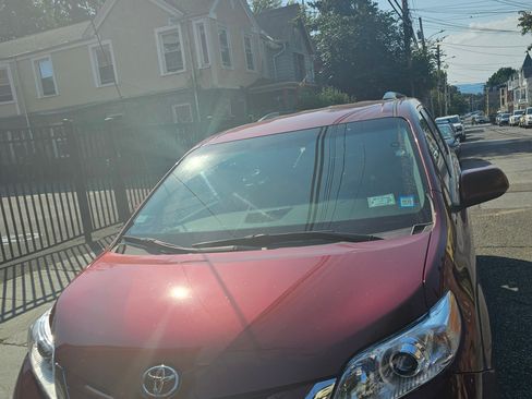 Used 2017 Toyota Sienna LE image 2