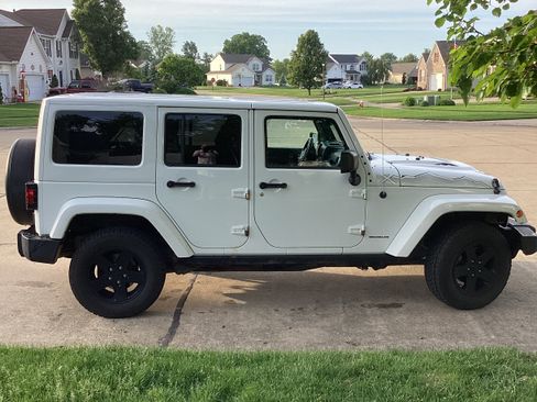 Used 2015 Jeep Wrangler Unlimited Sahara AWD/4WD image 2