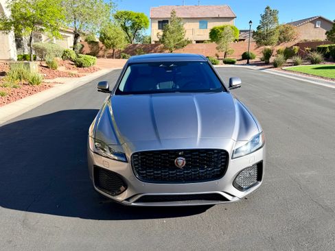 Used 2021 Jaguar XF SE image 4