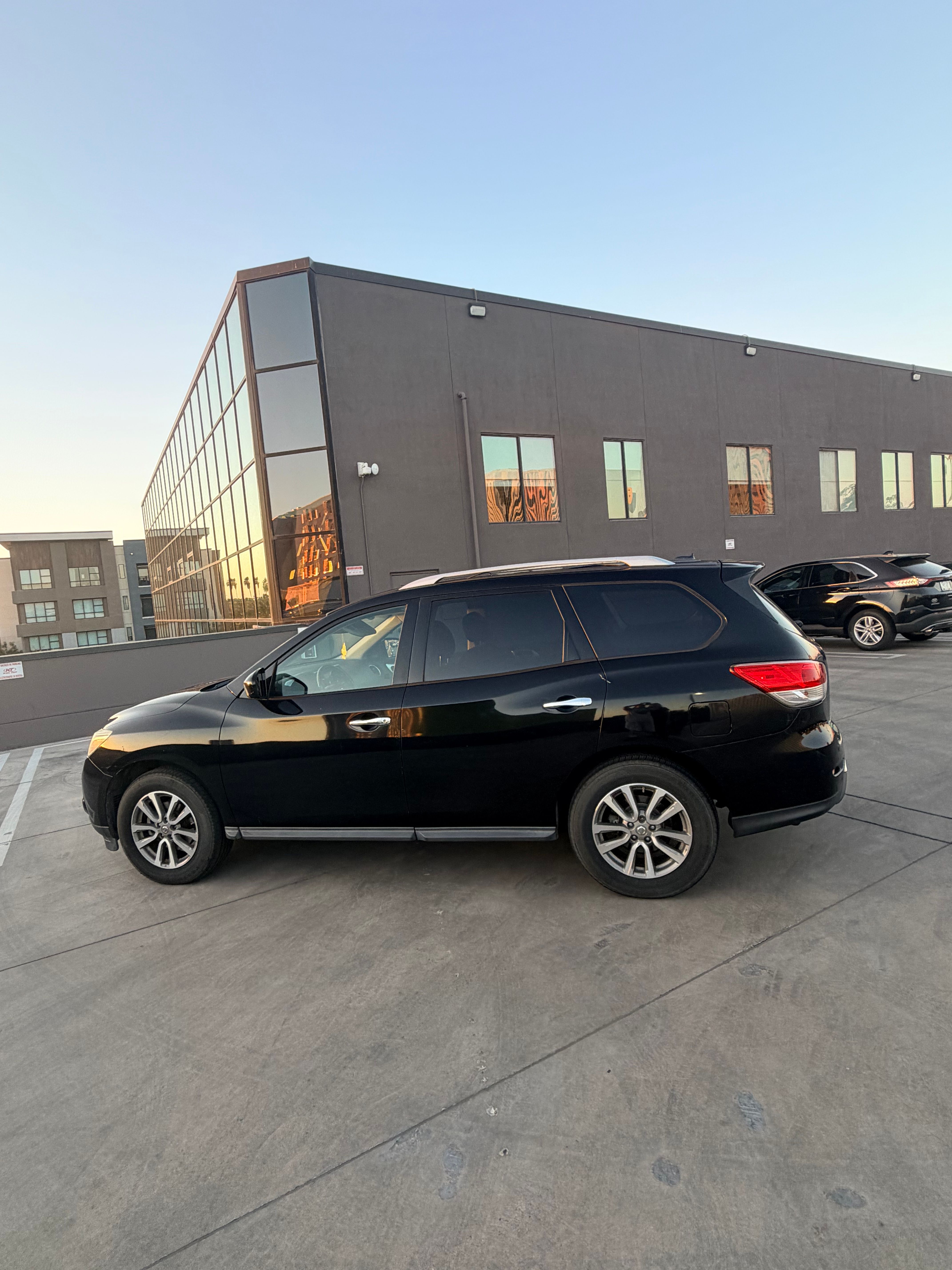 Used 2014 Nissan Pathfinder SV FWD image 2
