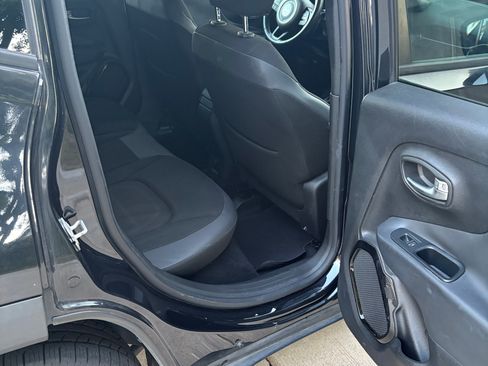 Used 2016 Jeep Renegade Latitude AWD/4WD image 10
