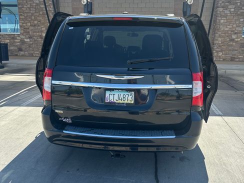 Used 2016 Chrysler Town & Country Touring FWD image 13