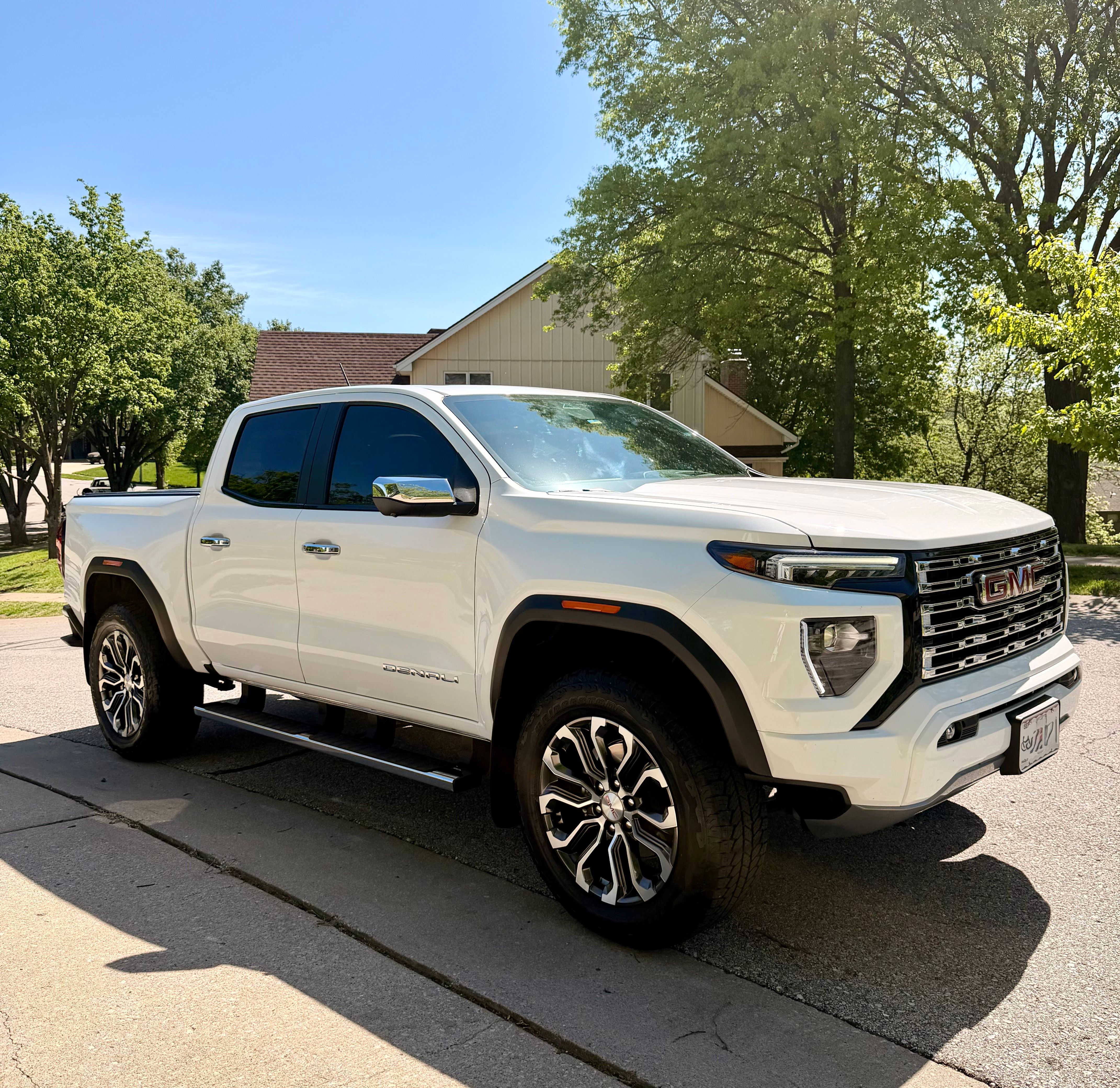 Used 2025 GMC Canyon Denali AWD/4WD image 1