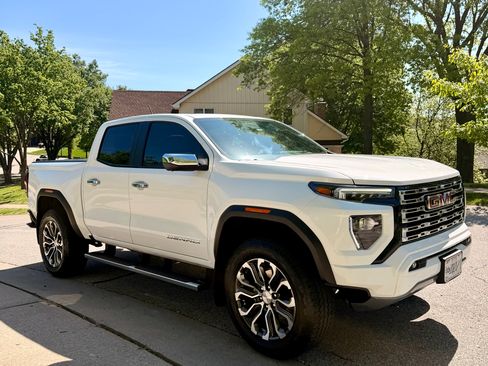 Used 2025 GMC Canyon Denali AWD/4WD image 1
