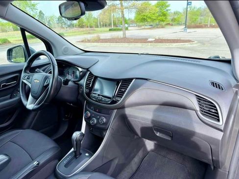 Used 2017 Chevrolet Trax LT w/ LT Convenience Package image 5
