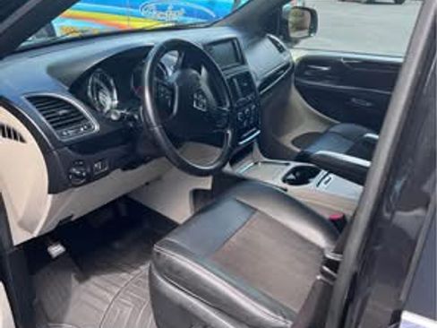 Used 2019 Dodge Grand Caravan SXT image 2