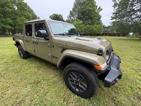 Used 2025 Jeep Gladiator Sport AWD/4WD image 2
