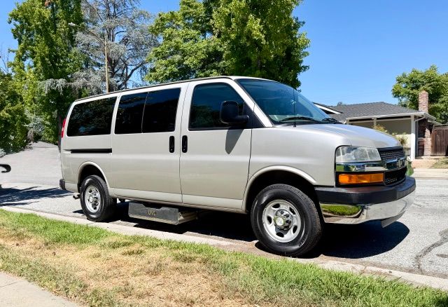 Used 2008 Chevrolet Express 3500 Passenger w/ LT Preferred Equipment Group RWD image 13