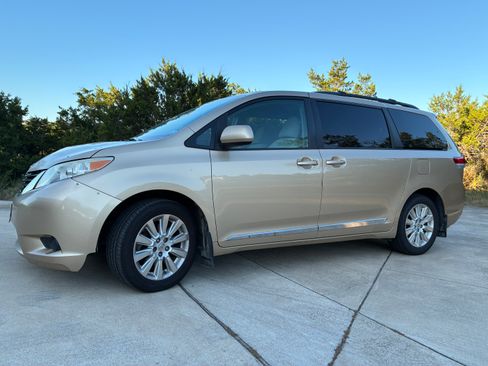 Used 2011 Toyota Sienna LE w/ Towing Pkg AWD/4WD image 1