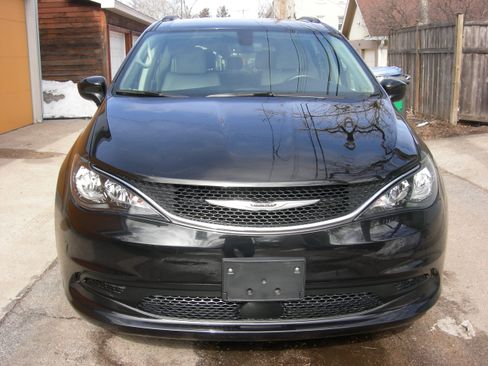 Used 2021 Chrysler Voyager Lxi image 8