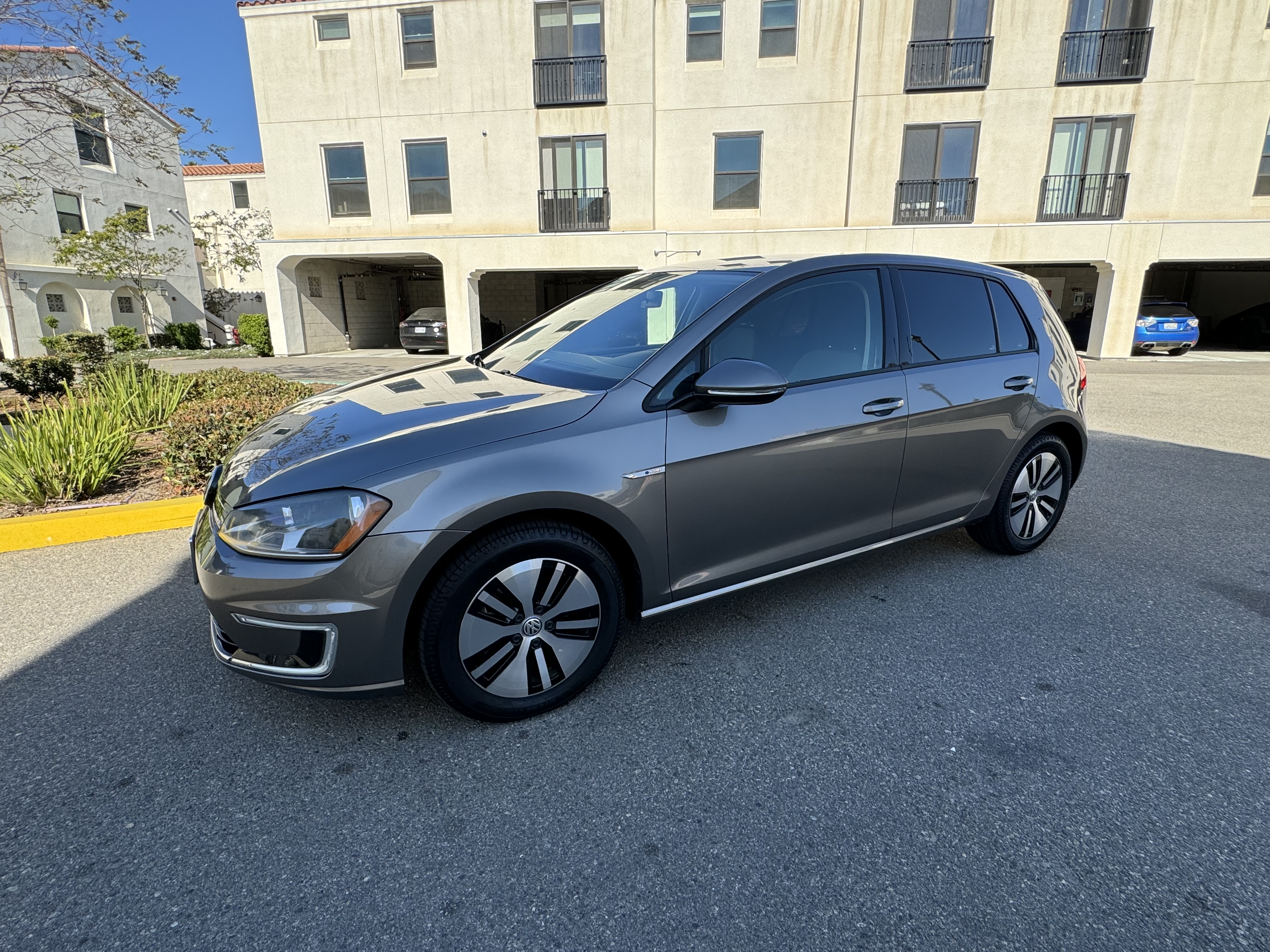 Used 2016 Volkswagen e-Golf SE FWD image 1