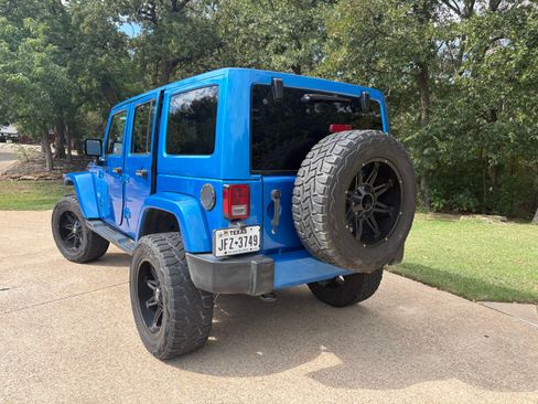 Used 2016 Jeep Wrangler Unlimited Sahara w/ Connectivity Group image 2