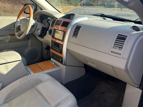 Used 2008 Chrysler Aspen Limited image 8