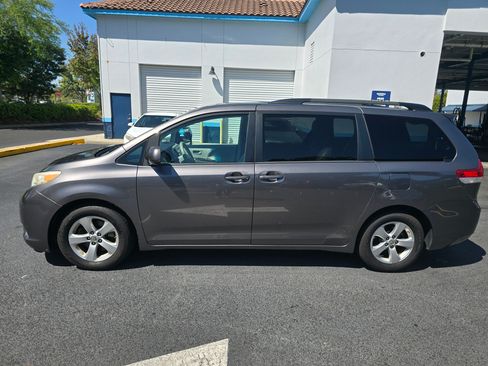 Used 2014 Toyota Sienna LE image 2
