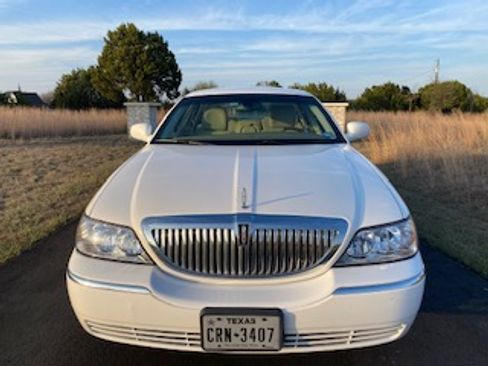 Used 2011 Lincoln Town Car Signature Limited image 2