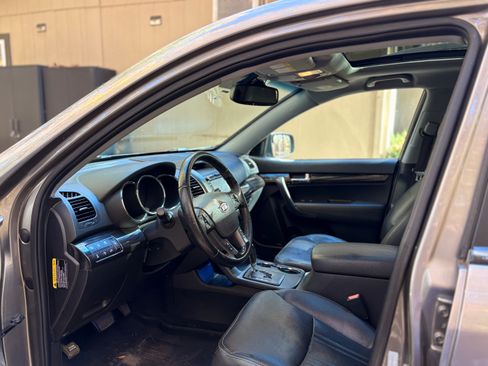 Used 2012 Kia Sorento EX w/ EX V6 Premium Pkg image 6