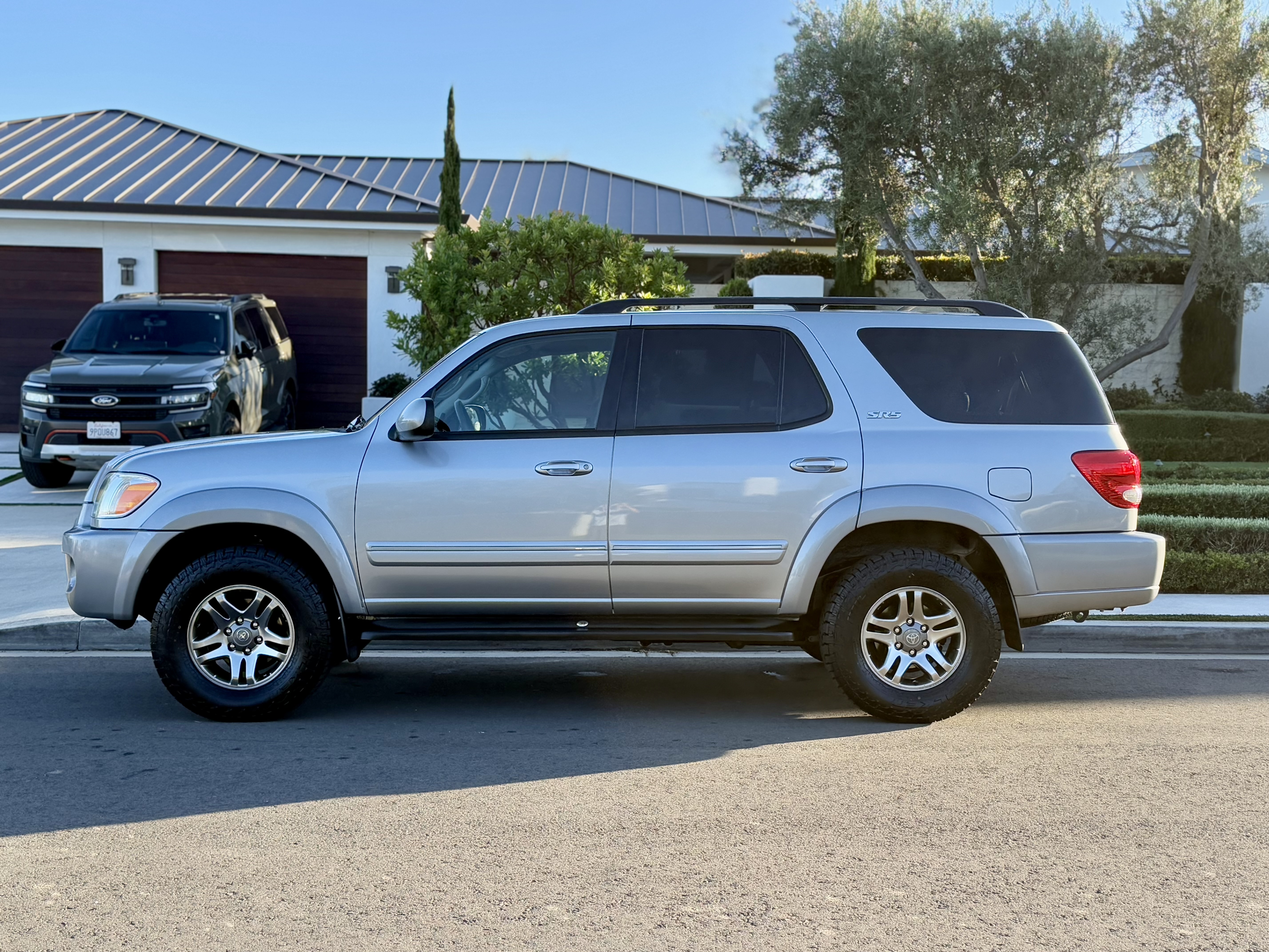 Used 2007 Toyota Sequoia SR5 w/ Towing Pkg RWD image 2