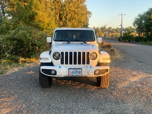 Used 2021 Jeep Wrangler Unlimited Sahara image 4