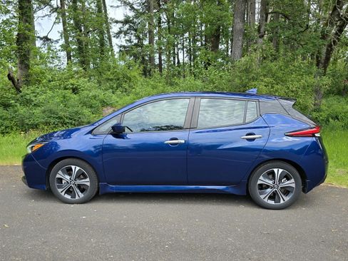 Used 2020 Nissan Leaf SV w/ SV Technology Package FWD image 2