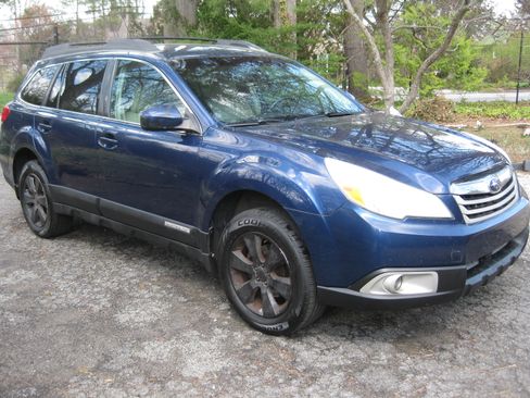 Used 2010 Subaru Outback 2.5i Premium image 1