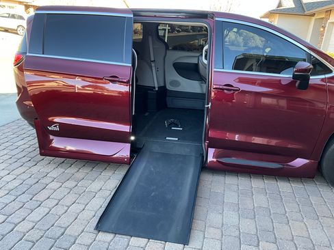 Used 2023 Chrysler Pacifica Touring-L image 6