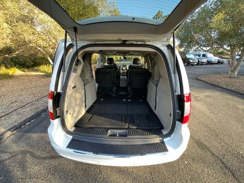 Used 2015 Chrysler Town & Country Limited Platinum FWD image 18