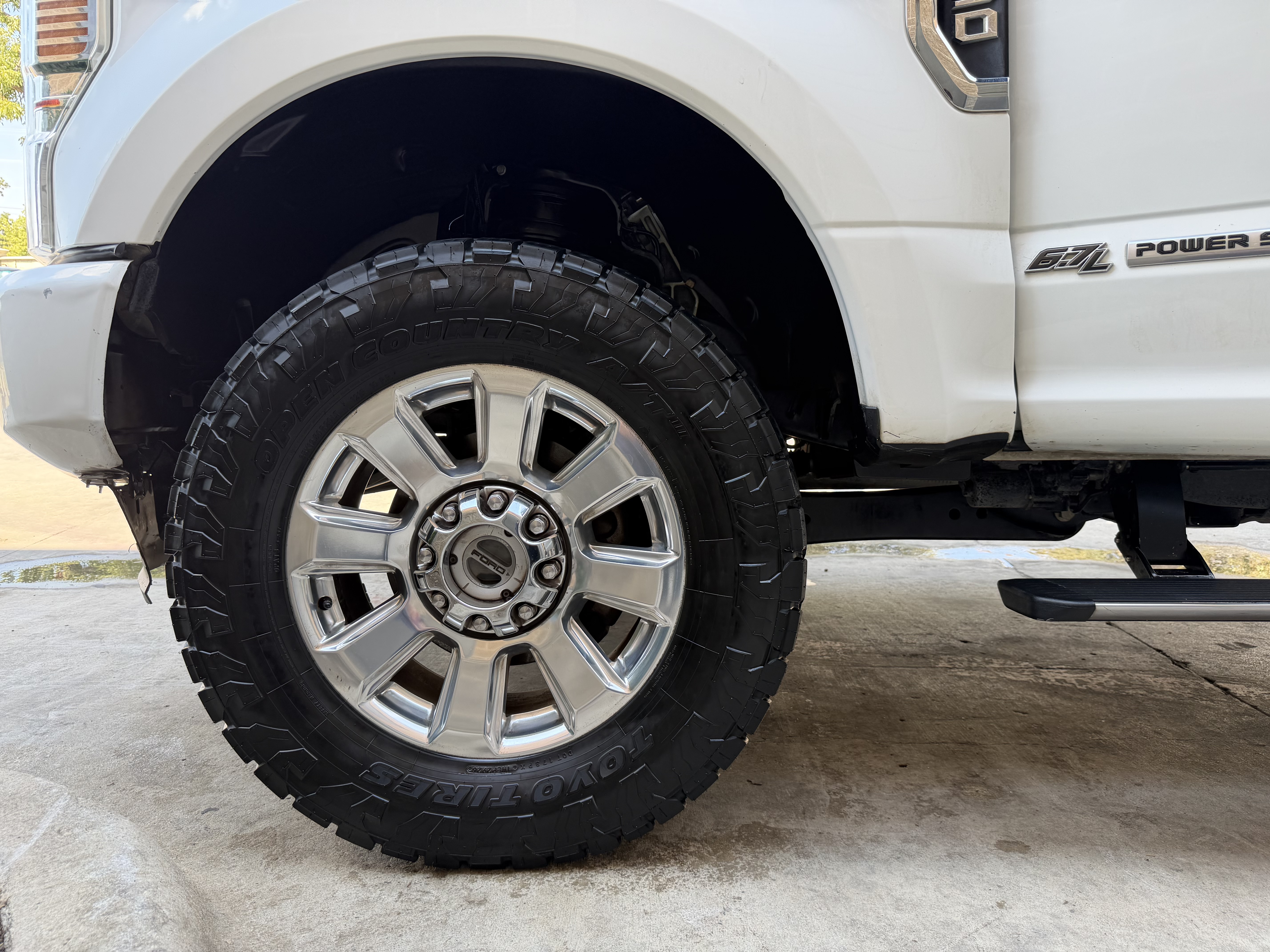 Used 2022 Ford F350 Platinum w/ FX4 Off-Road Package AWD/4WD image 2